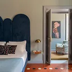 Glance In Hotel